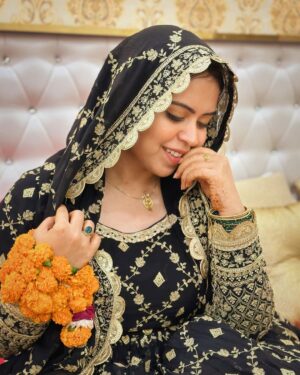 Saba Ibrahim Instagram - Mann mehekta hai kisi ki khushboo se..
Kaun rehta hai phool sa mujh mein.. ❤️
.
.
#mehendiready 
.
.
Thanku for the outfit bhabhi @ms.dipika 
.
.
.
#sabaibrahim#sabakajahaan#mehendiready#mehendifunction#sabasunny#sabakhalid