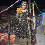 Saba Ibrahim Instagram - Mann mehekta hai kisi ki khushboo se.. Kaun rehta hai phool sa mujh mein.. ❤️ . . #mehendiready . . Thanku for the outfit bhabhi @ms.dipika . . . #sabaibrahim#sabakajahaan#mehendiready#mehendifunction#sabasunny#sabakhalid