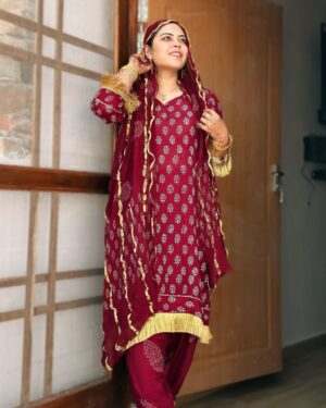 Saba Ibrahim Instagram - Duniya ka sabse khoobsurat ehsas yeh hai ke Mera Rab mujhse bohot pyar karta hai ❤️🤲🏽
.
.
ALHAMDUDULLILAH & MA SHA ALLAH FOR EVERYTHING ❤️🤲🏽
.
Outfit - @ak.batiq 
.
.
( aaj sunny ne pehle baar photos click ki, badi mushkil se yeh 4-5 pics achi aayi hai 🙈 Riza ki ki kami aur b zyada mehsus hui aaj ) 
.
.
.
#sabaibrahim#sabakajahaan#outfitcollaboration#akbatiq#sabakhalid#sabasunnykishaadi#sabakishaadi