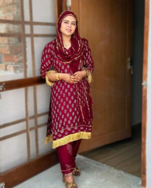 Saba Ibrahim Instagram - Duniya ka sabse khoobsurat ehsas yeh hai ke Mera Rab mujhse bohot pyar karta hai ❤️🤲🏽
.
.
ALHAMDUDULLILAH & MA SHA ALLAH FOR EVERYTHING ❤️🤲🏽
.
Outfit - @ak.batiq 
.
.
( aaj sunny ne pehle baar photos click ki, badi mushkil se yeh 4-5 pics achi aayi hai 🙈 Riza ki ki kami aur b zyada mehsus hui aaj ) 
.
.
.
#sabaibrahim#sabakajahaan#outfitcollaboration#akbatiq#sabakhalid#sabasunnykishaadi#sabakishaadi