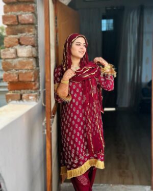 Saba Ibrahim Instagram - Duniya ka sabse khoobsurat ehsas yeh hai ke Mera Rab mujhse bohot pyar karta hai ❤️🤲🏽
.
.
ALHAMDUDULLILAH & MA SHA ALLAH FOR EVERYTHING ❤️🤲🏽
.
Outfit - @ak.batiq 
.
.
( aaj sunny ne pehle baar photos click ki, badi mushkil se yeh 4-5 pics achi aayi hai 🙈 Riza ki ki kami aur b zyada mehsus hui aaj ) 
.
.
.
#sabaibrahim#sabakajahaan#outfitcollaboration#akbatiq#sabakhalid#sabasunnykishaadi#sabakishaadi