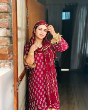 Saba Ibrahim Instagram - Duniya ka sabse khoobsurat ehsas yeh hai ke Mera Rab mujhse bohot pyar karta hai ❤️🤲🏽
.
.
ALHAMDUDULLILAH & MA SHA ALLAH FOR EVERYTHING ❤️🤲🏽
.
Outfit - @ak.batiq 
.
.
( aaj sunny ne pehle baar photos click ki, badi mushkil se yeh 4-5 pics achi aayi hai 🙈 Riza ki ki kami aur b zyada mehsus hui aaj ) 
.
.
.
#sabaibrahim#sabakajahaan#outfitcollaboration#akbatiq#sabakhalid#sabasunnykishaadi#sabakishaadi