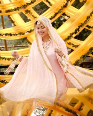 Saba Ibrahim Instagram - Haldi ❤️ 
.
.
( sapna hai ya haqeeqat) 🥲❤️🤲🏽🙏🏻 
.
.
Alhamdulillah for everything 🙏🏻🥲🤲🏽
.
.

@theglamweddingofficial
@rajvirsainiofficial 
@refineartist @officialvarungupta 
@anujkuamr_verma
.
.
.
Makeup @im_mr_ketzsolzofficial_ 
Hair @shahingilani 
Outfit @ms.dipika 

Decor - @houseofvivaah 
Events- @vowsvachan 
.
.
#sabasunnykishaadi #sabakishaadi #ibrahimfamily