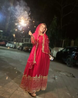 Saba Ibrahim Instagram - Happy diwali friends ✨🤗
.
.
Spread love.. spread lights ✨❤️ 
.
.
.
Outfit - @swaroop_dressing_collection ❤️
.
#sabaibrahim#sabakajahaan#youtuber#vlogger#indianvlogger#festivevibes#festivaloflights