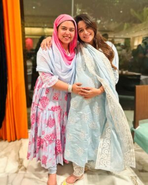 Saba Ibrahim Instagram - Happy birthday pyari bhabhi @ms.dipika 
Aur ab Ruhaan ki Ammi (ma sha Allah) ❤️
.
.
Yeh photo Bhai ke birthday dinner ki thi socha tha araam se next day post karungi..
 Aur caption dalungi..
 “1st PHOTO WITH BABY BUMP”
Lekin pata hi nai tha ke yeh 1st photo aur last photo ho jayegi baby bump k sath.. ❤️😃
Pata hi nahi tha ke bas Ruhaan kuch ghanto baad bahar aa jayega hum sabki zindagi mein.. 🤲🏽
Yeh special photo post nai kar paayi to aaj kar rahi hu apke special day pe❤️ 🤲🏽😅
Is khushi aur Shukar ke sath ke sab achcha hua.
.
.
Alhamdulillah ma sha Allah #1stbirthdayasmom @ms.dipika ❤️