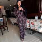 Saba Ibrahim Instagram - Tum apne guroor mein raho.. Main apni chai ke suroor mein mast hu.. 😁☕️ . . night suit from - @bloomandtales (Very comfortable and cute prints ) . . . #sabaibrahim #sabakhalid #delhidiaries Delhi