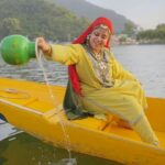 Saba Ibrahim Instagram - Kashmir is love ❤️ . . Full vlog on youtube Channel name - saba ibrahim . . #kashmir #kashmirvisit #dallake #sabakhalid #khalidniaz #kashmirilook #sabakajahaan #sabaibrahim #shikara #houseboat #kashmirtourism