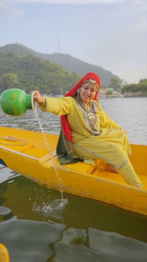 Saba Ibrahim Instagram - Kashmir is love ❤️ 
.
.
Full vlog on youtube 
Channel name - saba ibrahim
.
.
#kashmir #kashmirvisit #dallake #sabakhalid #khalidniaz #kashmirilook #sabakajahaan #sabaibrahim #shikara #houseboat #kashmirtourism