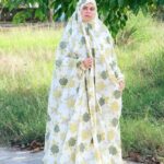 Saba Ibrahim Instagram - Namaz dress from - @ana.apparels 🧕🏻 ANA is a one stop shop for all your modestwear needs. Get your Namaz dupattas /Abayas customised with @ana.apparels, according to your size, color and design preference . . . #sabaibrahim#sabakajahaan#ana#anaapparels