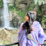 Sakshi Agarwal Instagram – The scenic beauty here and street side food is just WOW💕
Belting #momos and #tea 😜😜
.
Visited the #tashiviewpoint #banjkhari_waterfalls #rumtekmonastery #mgmarggangtok #gangtok 
.
#instatravel #adventure #landscape #kanchenjunga #holidays #sakshiagarwal #loubitonworld @louboutinworld @thesikkimchronicle @sikkim_express @mayfairhotelsandresorts Gangtok, Sikkim