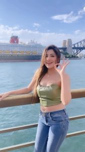 Sana Sultan Instagram - Bus itna sa khwab hai👌🏻❤️ Wese Sydey k Harbour bridge & Opera house k pass ye Video banana b ek chota sa dream tha. Agar ye pura hua toh InshAllah vo saare khwab pure honge jo dekhe aur Soche🥰 chalo ab sab Aameen bolo✨❤️😇 Sydney Opera House & Harbour Bridge