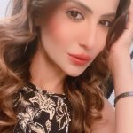 Sana Sultan Instagram - 😋 If you are not obsessed with your Self, than what’s the Point🤷🏻‍♀️ Self-love is very important, always rememba, you can’t pour from an empty Cup… Love should b in you.. Love should b around u…. ❤️✨🥰