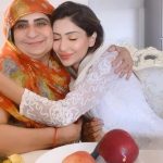 Sana Sultan Instagram - Sar par jo haath phere toh himmat miljaaye, Ammi jo ek baar muskura de toh jannat miljaye😅🥰❤️ P.s : Pls say MashAllah 🧿❤️ Khuda sab ki Ammi ko salamat rakhe 🤲🏻🙏🏻🤍