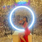 Sana Sultan Instagram - Iffa dekhne aaye they, Filmfare lekar ja rahe hai🥹❤️😇 Allhumdulillah.. your girl won @filmfareme “Trending Artist of the Year award”🏆 This is so overwhelming…🥹 Thank u God, Thank u Universe🤍💫 Getting recognised for your work not only in your Country but also in beautiful Country like UAE is a greathonour me! So so thankful..🙏🏻❤️ I m a hardcore believer of “hardwork pays off” & this particular pay off was really overwhelming & was a pleasant surprise. Shukriyaa for all the love & support you guys! You guys are my big strength… you guys keep me going… Promise you guys a lot more coming… We are Winning.. We are born to shine… Less go🔥💫 . . . Clicked by : @artan.photo.uae Styled & dolled up by : @forever52india @nadiaa.makeup6 @asmaa_hairstyles Palazzo Versace Dubai