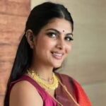 Sanam Shetty Instagram - Beautiful dancer & popular Instagram influencer (I love the twin sisters' dance reels) adds to the long list of dancers in the house @_ananyasrao_ #contestant17 The early entries already have an edge over her. She needs to gear up her play! Good luck #bbtamilseason7 #biggbosstamil7 @disneyplushotstartamil @vijaytelevision @littletalksmedia #vimarsanam
