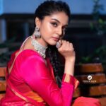Sanam Shetty Instagram - Be good. Do good 💗 Happy #vijayadashami to you and your family 🌼 . . Clicks @crackjackphotography Muh @ratnamakeupartist Organised by @shamini_shankar_official Event @parasriazahmed1 Jewellery @chennai_jazz #happydussehra #festivities #indian #pattusaree #ranipink