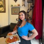 Sanaya Pithawalla Instagram - I want someone to look at me , the same way I look at a pizza 🤭🍕 Thank you @hundopizza for satisfying my pizza cravings 🫶🏻