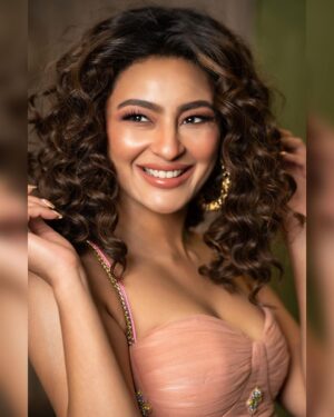 Seerat Kapoor Instagram - Like a coral in the ocean 🪸

This team is a winner 💞
Write Outfit: @surabhi.gandhi 
Earrings: @rubans.in 
Footwear: @septembershoes 
Makeup: @khateejakhanofficial 
Hair: @bhanu_makeup_hairstylist 
Styled by @officialanahita 
Style team: @pranathivarma.k 
Pic: @_anupphotography