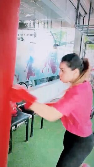 Sehrish Ali Instagram - Mexican Sky 🌕🌕

#sehrishali #boxing #instareels 
Video courtesy @get_fit_with_azr