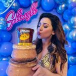 Sehrish Ali Instagram - Thank u @biryanibykilo for sending me my khushiyon ki handi💫❤️ On my Birthday ❤️💫 Mua @sunny_makeup_artist Hair @siddhi_hairstylist