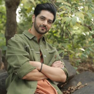 Shakti Arora Instagram - Zindagi jeene ke liye bani hai, aur hum sochne mein hi guzar dete hain..
.
.
.

@creative_titu_01 
#shaktiarora
