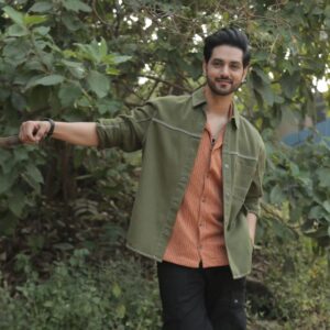 Shakti Arora Instagram - Zindagi jeene ke liye bani hai, aur hum sochne mein hi guzar dete hain..
.
.
.

@creative_titu_01 
#shaktiarora