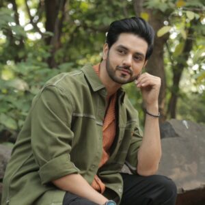 Shakti Arora Instagram - Zindagi jeene ke liye bani hai, aur hum sochne mein hi guzar dete hain..
.
.
.

@creative_titu_01 
#shaktiarora