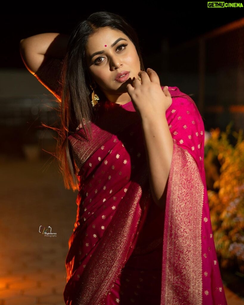 Shamna Kasim Instagram - Keep calm and stay happy 🩷 Saree: @chelaclothing Jewelry: @becoz_its_silver Pics: @v_capturesphotography Hairstylist: @hairartistpoojagupta Personal staff: @pranay_kohli @etvtelugu2708 @etvwin #dheepremierleague #lovemyjob 🧿