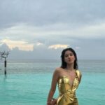 Shanaya Kapoor Instagram - Tans fade, memories last forever. Sea you soon..💫🧜🏻‍♀️🌊💛🦞🌈👙🌺🍦🌅 @transmaldivian
