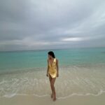 Shanaya Kapoor Instagram - Tans fade, memories last forever. Sea you soon..💫🧜🏻‍♀️🌊💛🦞🌈👙🌺🍦🌅 @transmaldivian