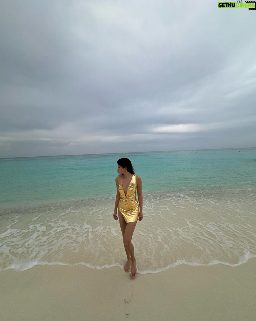 Shanaya Kapoor Instagram - Tans fade, memories last forever. Sea you soon..💫🧜🏻‍♀️🌊💛🦞🌈👙🌺🍦🌅 @transmaldivian