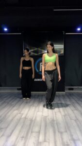 Shanaya Kapoor Instagram - It’s been a minute 😋😁🥹❤️ @shaziasamji @piyush_bhagat @nandika_diwedi @paras_omta001 @ps_dancestudio ❤️