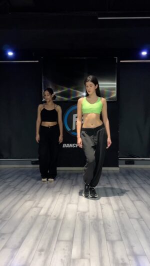 Shanaya Kapoor Instagram - It’s been a minute 😋😁🥹❤️ @shaziasamji @piyush_bhagat @nandika_diwedi @paras_omta001 @ps_dancestudio ❤️