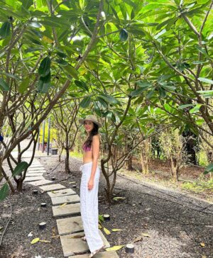Shanaya Kapoor Instagram - Happy Sunday 🤠 🌸