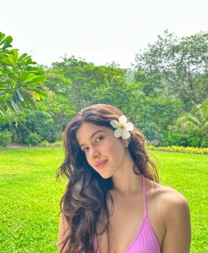 Shanaya Kapoor Instagram - Happy Sunday 🤠 🌸