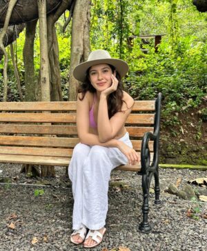 Shanaya Kapoor Instagram - Happy Sunday 🤠 🌸