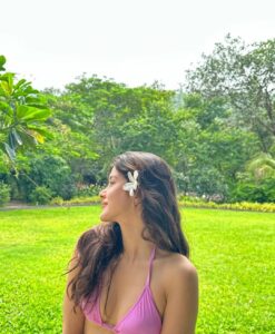 Shanaya Kapoor Instagram - Happy Sunday 🤠 🌸