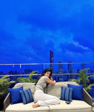 Shanaya Kapoor Instagram - how’s the view? ☁️