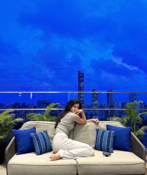 Shanaya Kapoor Instagram - how’s the view? ☁️