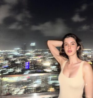 Shanaya Kapoor Instagram - look at the stars ✨ look how they shine ✨ for you ✨