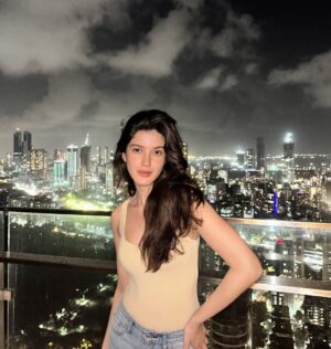 Shanaya Kapoor Instagram - look at the stars ✨ look how they shine ✨ for you ✨