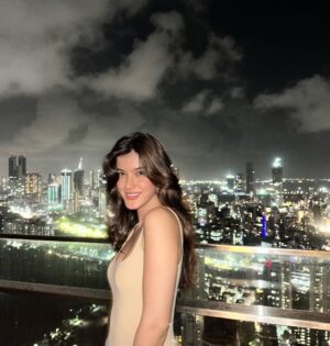 Shanaya Kapoor Instagram - look at the stars ✨ look how they shine ✨ for you ✨
