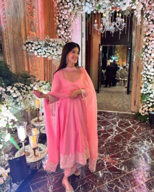 Shanaya Kapoor Instagram - Desi barbie 😋💖💖
