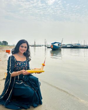 Sheetal Patra Instagram - ଯା ରେ ଭାସି ଭାସି ଯା ବୋଇତ ମୋର ଭସିଯା… ⛵️

କାର୍ତ୍ତିକ ପୂର୍ଣ୍ଣିମା ଓ ବୋଇତ ବନ୍ଦାଣ ଉତ୍ସବର ଅନେକ ଅନେକ ଅଭିନନ୍ଦନ 🙏🌸