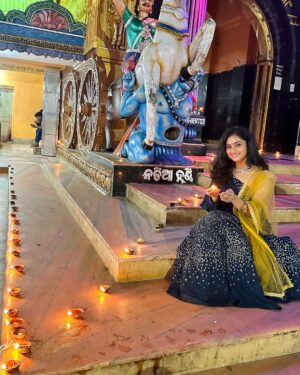 Sheetal Patra Instagram - ଶୁଭ ଦୀପାବଳୀ 🪔✨
ଦୀପାବଳୀ ରେ ମା’ଙ୍କ ଦର୍ଶନ ଓ ମା’ଙ୍କ ପାଖରେ ଦୀପ ଜାଳିବାର ସୌଭାଗ୍ୟ ❤️🙏
ମା ତାରିଣୀ ସବୁ ଅନ୍ଧାରକୁ ଦୂର କରି ସମସ୍ତଙ୍କ ଜୀବନ ଆଲୋକମୟ କରନ୍ତୁ 🌟

Thank you Maa for the blessing of having my Mama beside me being my light through every darkness in life🕯️ 
Love you @geetanjali._.patra 🫂❤️

#blessed #blissfuldarshan #maa #ghatagaontarini #illuminate #enlighten #lives #joy #positivity #diwali