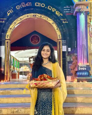 Sheetal Patra Instagram - ଶୁଭ ଦୀପାବଳୀ 🪔✨
ଦୀପାବଳୀ ରେ ମା’ଙ୍କ ଦର୍ଶନ ଓ ମା’ଙ୍କ ପାଖରେ ଦୀପ ଜାଳିବାର ସୌଭାଗ୍ୟ ❤️🙏
ମା ତାରିଣୀ ସବୁ ଅନ୍ଧାରକୁ ଦୂର କରି ସମସ୍ତଙ୍କ ଜୀବନ ଆଲୋକମୟ କରନ୍ତୁ 🌟

Thank you Maa for the blessing of having my Mama beside me being my light through every darkness in life🕯️ 
Love you @geetanjali._.patra 🫂❤️

#blessed #blissfuldarshan #maa #ghatagaontarini #illuminate #enlighten #lives #joy #positivity #diwali