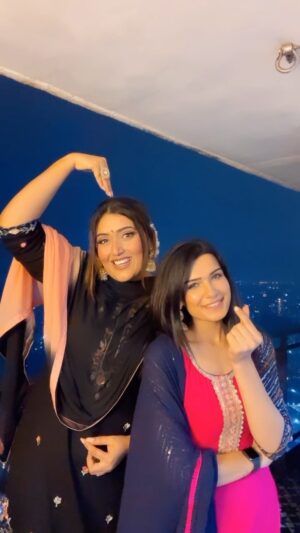 Shireen Mirza Instagram - 💔 

#trending #reelsindia #reelsinstagram #trendingreels #trendingaudio #instagood #fyp #shireenmirza #explore #comedy #fun #réel #reelsinstagram #friends #actor 

[ colourful, joy, trend, love ]