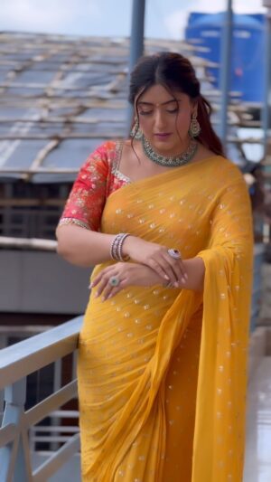 Shireen Mirza Instagram - Got ready as Mandeep’ one last time 🥹🙏🏼💕

#reel #fyp #mandeep #role #ootd #looks #dance #performance #grwm #trending #makeup #hairstyles #tallgirl #reelitfeelit #reelkarofeelkaro #looks #dharampatni 

[ show, dance, actor , performance]
