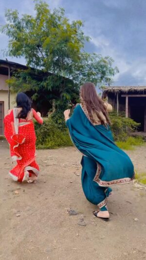 Shireen Mirza Instagram - Just Nitya and Mahima’s thing 😉🤣

#reelsinstagram #reelsvideo #funnyvideos #mahi #trendingnow #explore #foryou