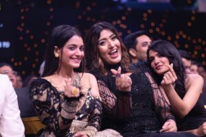 Shireen Mirza Instagram - Our Parivar in Star Parivar!

#team #yhc #spa 

Picture credits to @camcraftproductions 👏
Make up @swatidedhia_makeup 
Outfit @the_chess_room 
Jewellery @aquamarine_jewellery